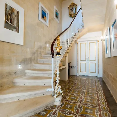 Monreal Boutique Townhouse - R024rm3 * Paola